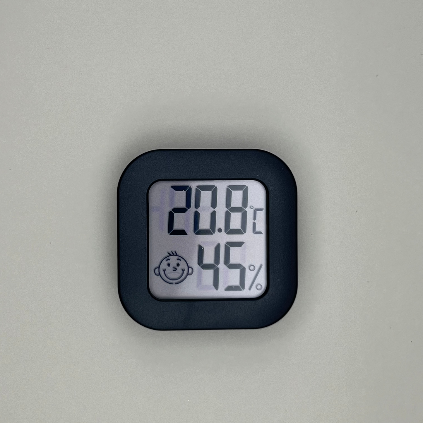 Auf dem Bild sieht man das schwarze Mini Hygrometer. Es zeigt dabei 20,8 Grad und 45% Luftfeuchtigkeit an.
