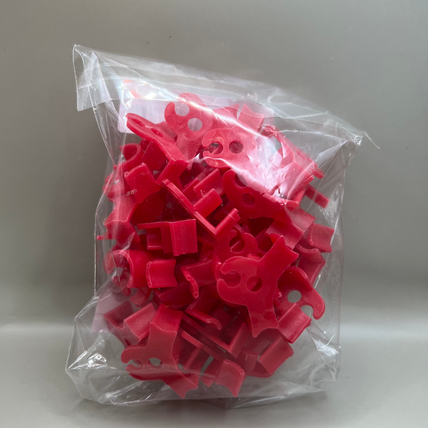 Auf dem Bild sieht man eine Verpackung mit 40 roten Pflanzen Trainingsclips.