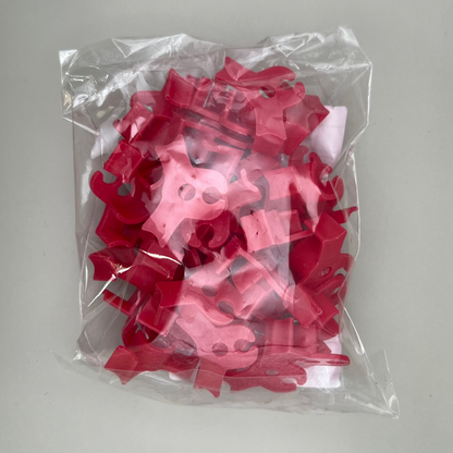 Auf dem Bild sieht man eine Verpackung mit 40 von den roten Pflanzen Trainingsclips, das von oben fotografiert wurde.
