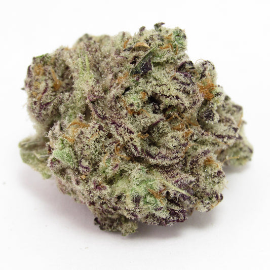 Nahaufnahme einer Pineapple Fruz x Permanent Marker Cannabisblüte – dichte, frostige Trichome mit violett-grüner Farbstruktur und feinen orangen Härchen