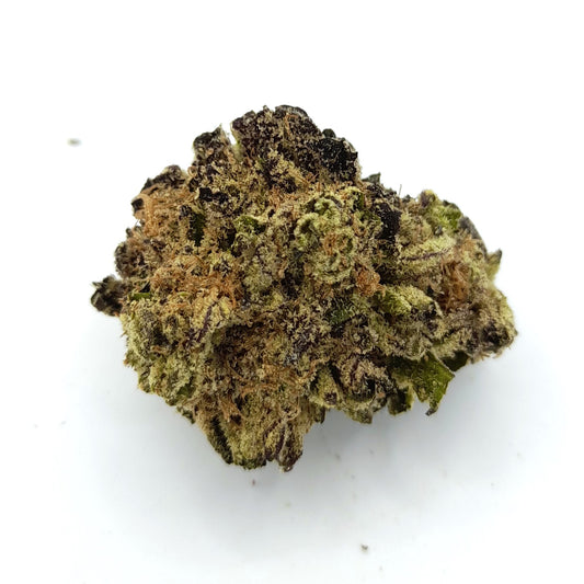 Makroaufnahme einer Skywalker x Purple Punch Cannabisblüte – kompakte Struktur, tiefviolette Highlights, leuchtend grüne Akzente und ein dichter Überzug aus Harzkristallen – feminisierte Cannabissamen mit fruchtig-würzigem Terpenprofil und entspannender Wirkung